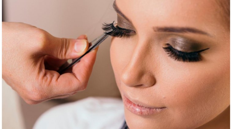 How False Eyelashes Can Cause Serious Eye Problems